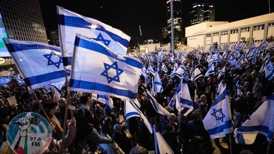 آلاف الإسرائيليين يتظاهرون للمطالبة بإسقاط حكومة نتنياهو