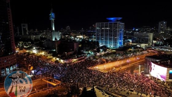عشرات آلاف الإسرائيليين يتظاهرون للمطالبة بإسقاط حكومة نتنياهو